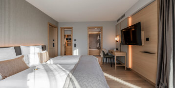 Blick vom Bett auf Ankleide und Badezimmer