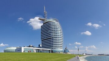 Außenansicht des ATLANTIC Hotel SAIL City mit Blick auf das Ufer der Weser in Bremerhaven Außenansicht des ATLANTIC Hotel SAIL City mit Blick auf das Ufer der Weser in Bremerhaven