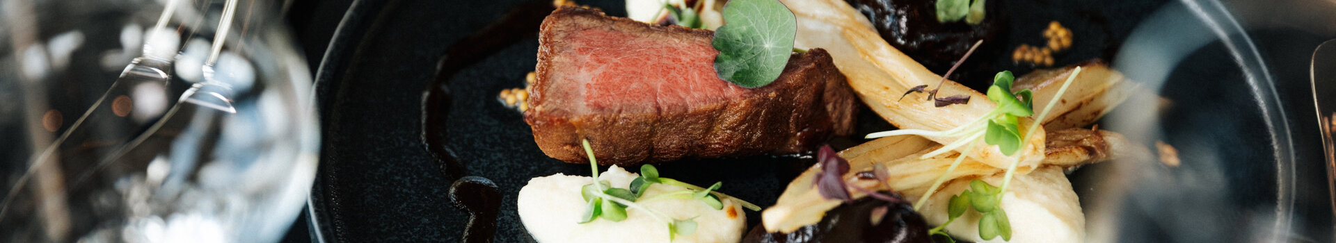 Festliches Gericht mit Fleisch im ATLANTIC Hotel Heidelberg