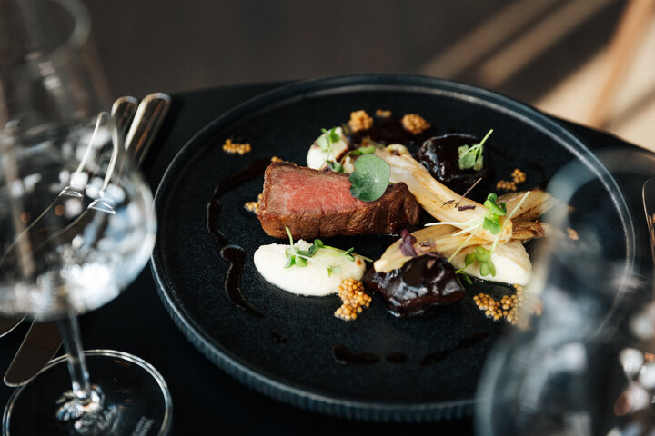 Festliches Gericht mit Fleisch im ATLANTIC Hotel Heidelberg