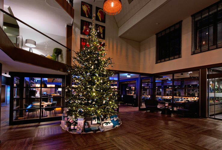 Lobby mit Weihnachtsbaum im ATLANTIC Hotel Landgut Horn