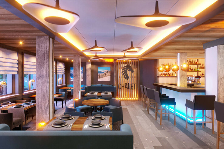 Gemütliches Hotelrestaurant mit moderner Einrichtung, blauem Mobiliar, Holzelementen und beleuchteter Bar im ATLANTIC Hotel.