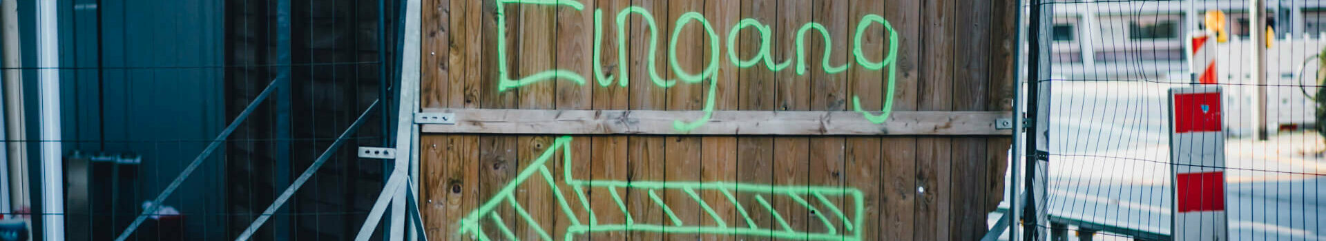 Eingangsschild lotst zum Tag der offenen Tür im ATLANTIC Hotel Münster Eingangsschild lotst zum Tag der offenen Tür im ATLANTIC Hotel Münster