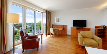 Wohnzimmer Blick aus dem Schlafzimmer im Executiven Suite | ATLANTIC Hotel Wilhelmshaven