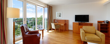 Wohnzimmer Blick aus dem Schlafzimmer im Executiven Suite | ATLANTIC Hotel Wilhelmshaven