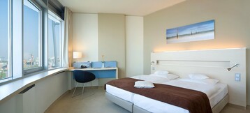 Innenansicht des großzügigen Studios im ATLANTIC Hotel SAIL City Bremerhaven