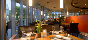 Gedeckter Tisch im Restaurant CAMPUS des ATLANTIC Hotel Universum in Bremen