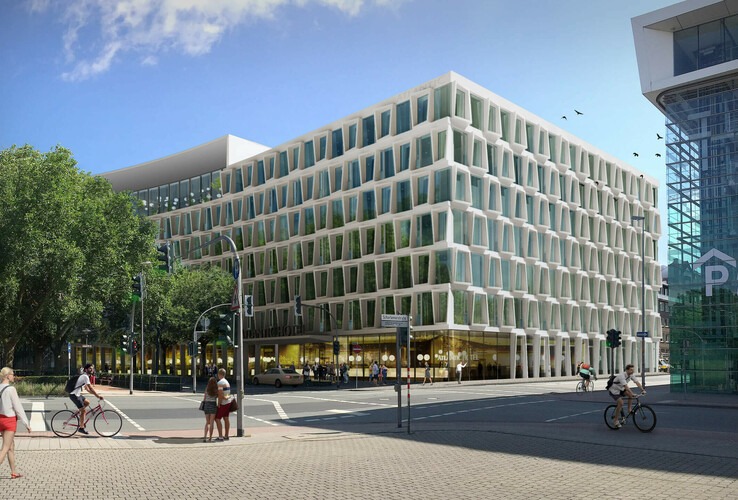 Modernes Hotelgebäude mit markanter Glasfassade an einer belebten Straßenecke, umgeben von Radfahrern und Fußgängern.