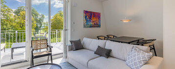 Wohnbereich mit Sofa in der Kategorie Appartement Plus in der ATLANTIC Dependance | ATLANTIC Grand Hotel Travemünde