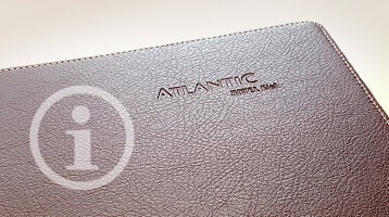 Braune Ledermappe mit geprägtem Logo des ATLANTIC Hotels Vegesack.