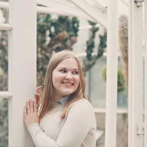 Junge Frau in einen Wintergarten | Bloggerin girlontravel.de