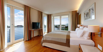 Rundum Wasserblick aus dem Schlafzimmer der Executive Suite im ATLANTIC Hotel Wilhelmshaven