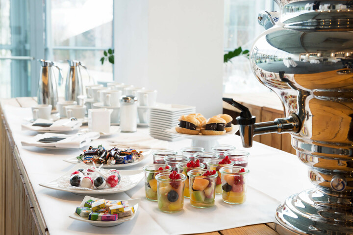 Frühstücksbuffet mit Saft, Gebäck, Obstsalat und Kaffee im ATLANTIC Hotel Universum Bremen.