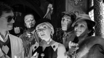 Fünf Personen in Vintage-Kleidung bei einem Krimidinner im ATLANTIC Grand Hotel Travemünde.