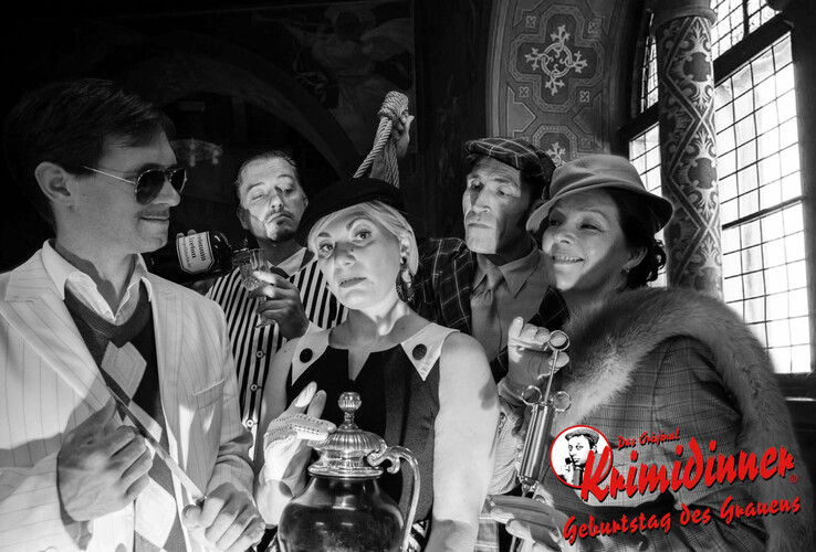 Five people in vintage clothing at a murder mystery dinner at the ATLANTIC Grand Hotel Travemünde.