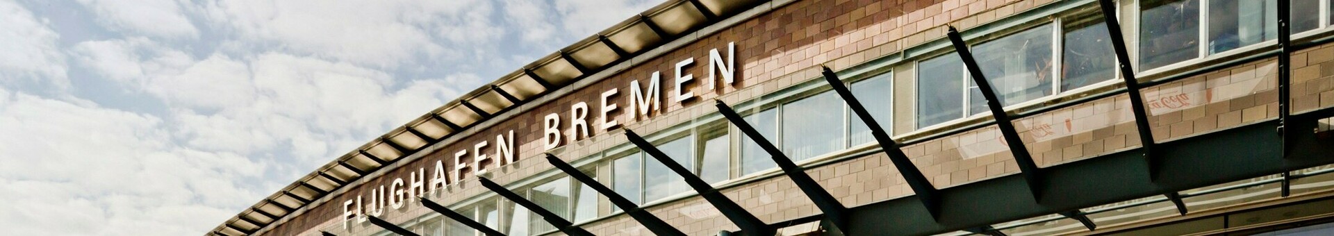 Das ATLANTIC Hotel Airport Bremen befindet sich direkt gegenüber der Abflughalle des Bremer Flughafens (Terminal 3) an der Flughafenallee. Das ATLANTIC Hotel Airport Bremen befindet sich direkt gegenüber der Abflughalle des Bremer Flughafens (Terminal 3) an der Flughafenallee.