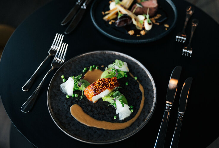 ATLANTIC Hotel Heidelberg Speisen auf dunklem Teller