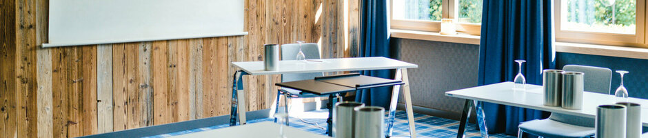 Heller Tagungsraum mit Ausblick ins Grüne