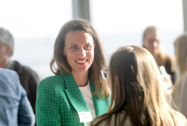 Person in grünem Blazer lächelt bei einem Event im ATLANTIC Hotel Sail City, Bremerhaven.