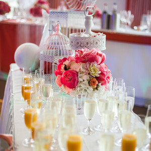 Elegant table decorations with flower bouquets, birdcages and glasses of sparkling wine and orange juice at the ATLANTIC Hotel Bremen.
