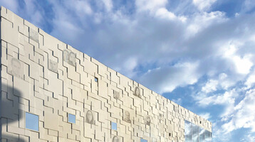 Fassade des ATLANTIC Hotel Sail City, Bremerhaven, mit geometrischen Mustern und Himmel im Hintergrund.