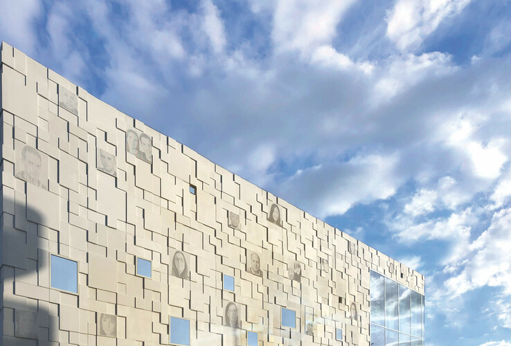 Fassade des ATLANTIC Hotel Sail City, Bremerhaven, mit geometrischen Mustern und Himmel im Hintergrund.