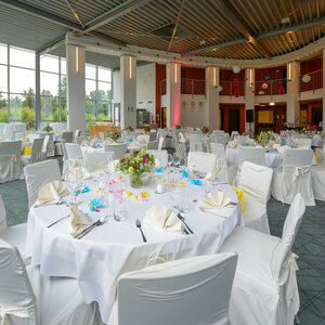 Feiern im Foyer | ATLANTIC Hotel Universum Bremen Eleganter Bankettsaal im ATLANTIC Hotel Universum, Bremen, mit festlich gedeckten Tischen und Blumendekoration.