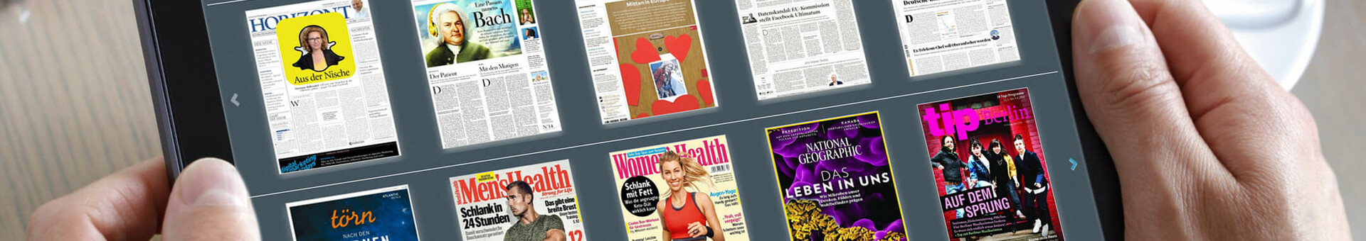 Tablet zeigt digitale Zeitschriftenauswahl in einem Hotel, gehalten von Händen, daneben eine Tasse Kaffee und ein Stift.