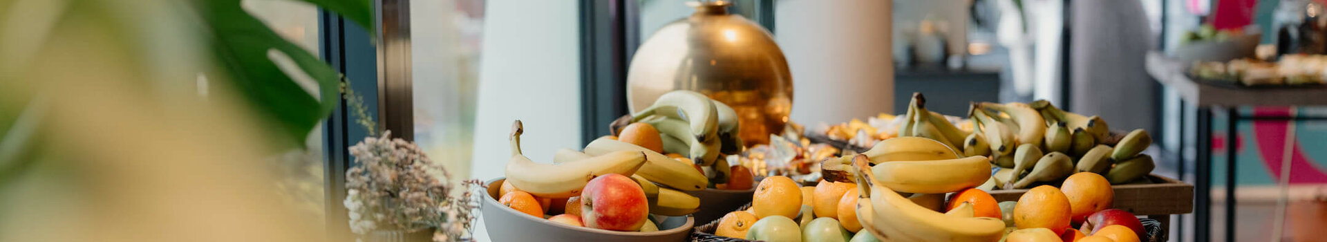 Green conference package at the ATLANTIC Hotel Münster Breakfast table at the ATLANTIC Hotel Münster with fresh fruit such as bananas, apples and passion fruit.