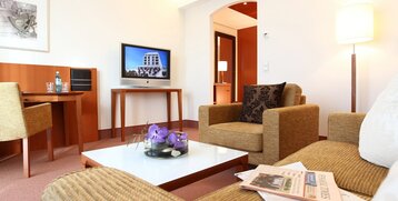 Wohnzimmer der Comfort Suite im ATLANTIC Hotel Wilhelmshaven