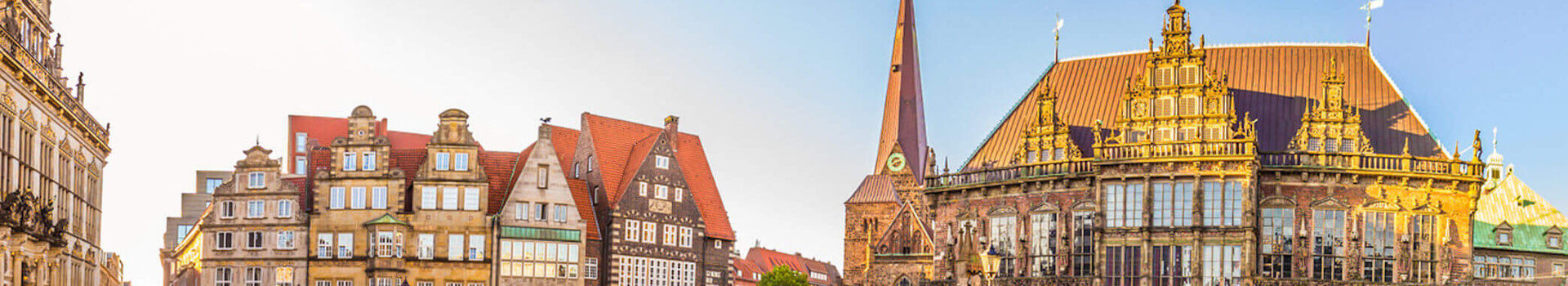 Sommer in Bremen | Übernachten im ATLANTIC Grand Hotel Bremen Historischer Marktplatz in Bremen mit Rathaus, Kirche und Menschen bei Sonnenschein.