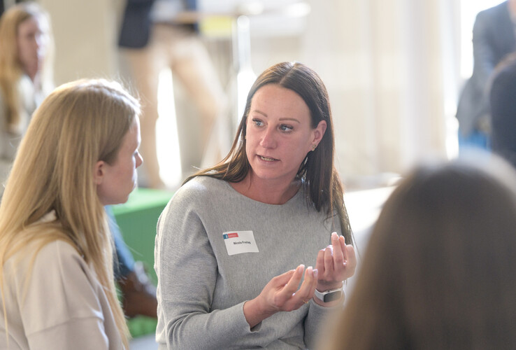 Zwei Frauen im Gespräch in einem Konferenzraum des ATLANTIC Hotel Sail City, Bremerhaven.