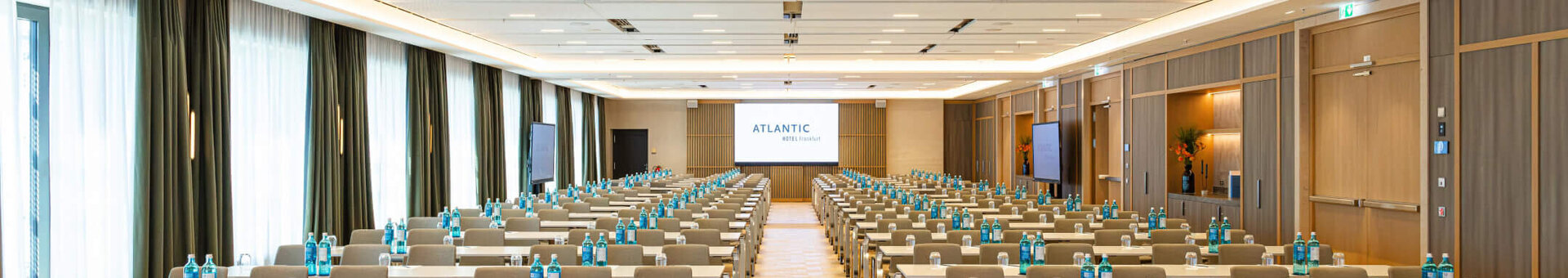Konferenzsaal im ATLANTIC Hotel Frankfurt Großer und heller Konferenzsaal parlamentarisch gestellt für bis zu 400 Personen