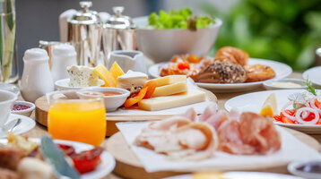 Easter brunch with fresh juices in the BLIXX restaurant at the ATLANTIC Hotel Airport Bremen