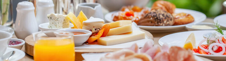 Osterbrunch mit frischen Säften im Restaurant BLIXX im ATLANTIC Hotel Airport Bremen