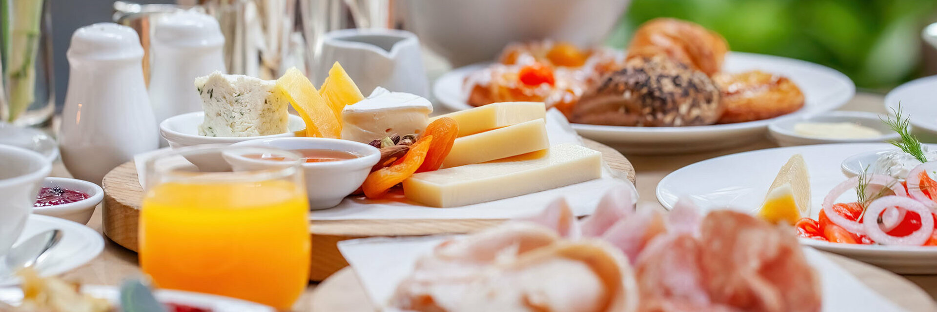 Osterbrunch mit frischen Säften im Restaurant BLIXX im ATLANTIC Hotel Airport Bremen