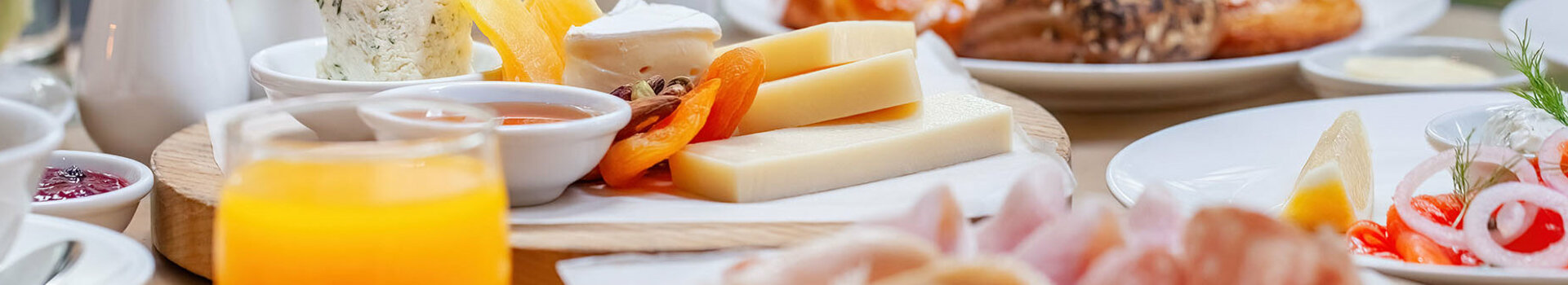 Osterbrunch im ATLANTIC Hotel Airport Bremen Osterbrunch mit frischen Säften im Restaurant BLIXX im ATLANTIC Hotel Airport Bremen