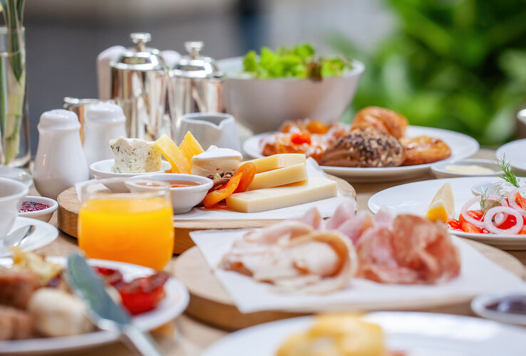 Osterbrunch im ATLANTIC Hotel Airport Bremen Osterbrunch mit frischen Säften im Restaurant BLIXX im ATLANTIC Hotel Airport Bremen