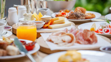 Osterbrunch mit frischen Säften im Restaurant BLIXX im ATLANTIC Hotel Airport Bremen