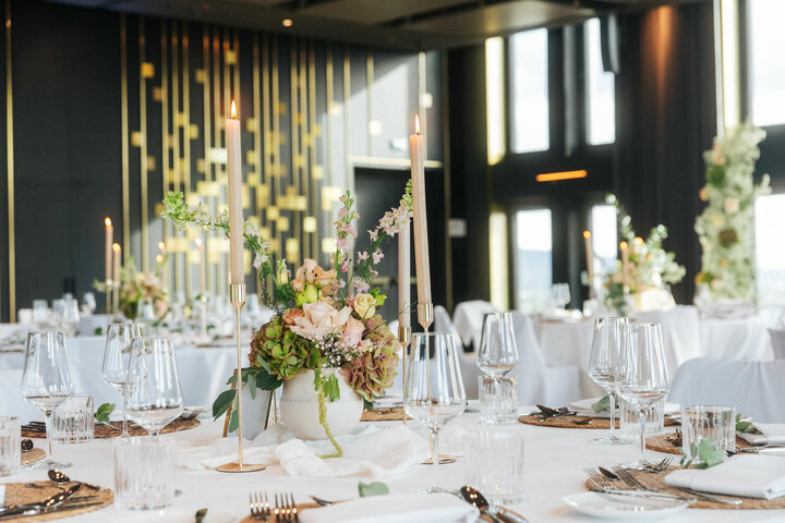 Elegantes Restaurant im ATLANTIC Hotel Heidelberg, festlich gedeckte Tische mit Blumenarrangements und Kerzen.