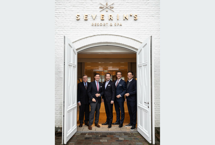 Severins Resort & Spa Sylt Directors Meeting Januar 2019 Five men in suits stand smiling at the entrance to Severin's Resort & Spa.