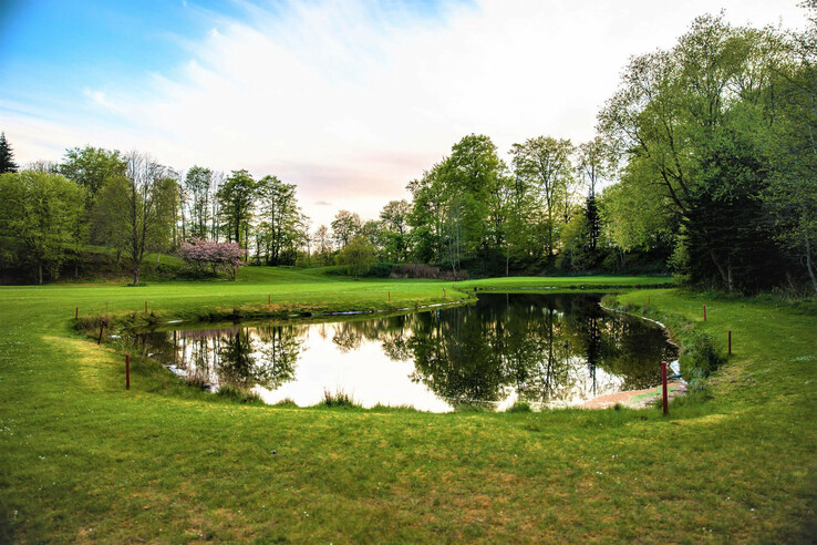 Grünanlage mit Teich des Golf Club Altenhof e.V.