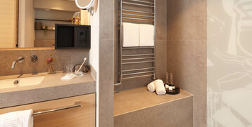 Waschbecken und Dusche im Badezimmer des Deluxe Zimmers im ATLANTIC Hotel Heidelberg