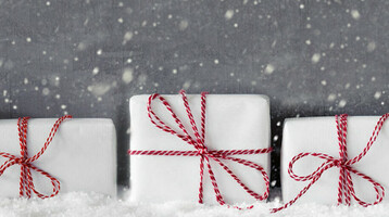 Festliche verpackte Weihnachtsgeschenkte – ATLANTIC Hotels Gutschein-Shop