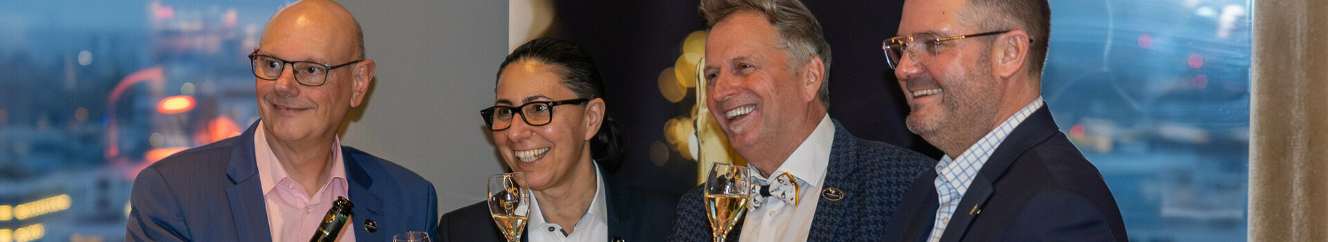 4 Personen trinken Champagner mit Blick auf Heidelberg im 15 High