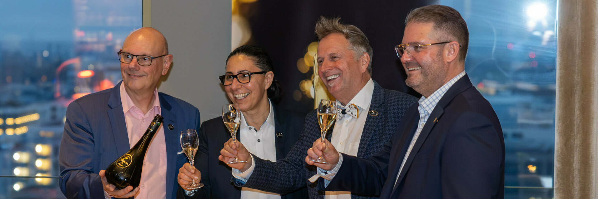 4 Personen trinken Champagner mit Blick auf Heidelberg im 15 High
