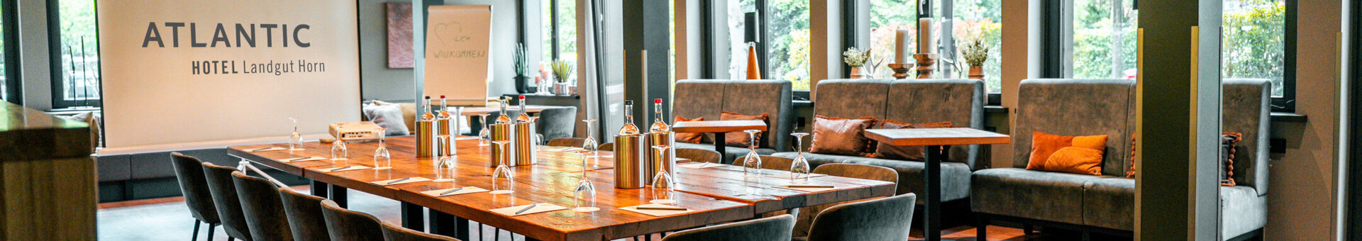 Besprechungstisch und Leinwand in der CHALET Lounge.