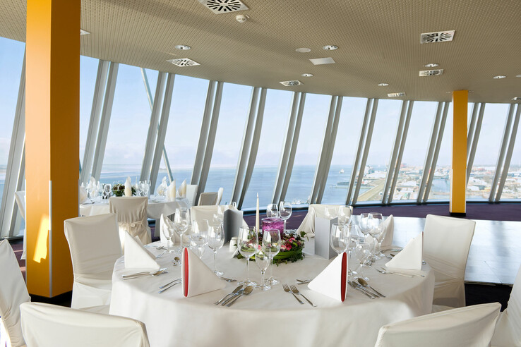 Elegant restaurant in the ATLANTIC Hotel Sail City with sea view, round tables, white tablecloths and stylish decoration.