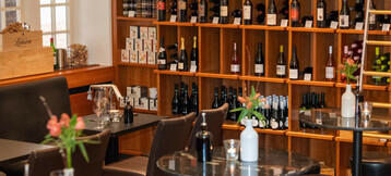 Tische im Weinkontor & Café