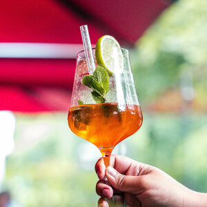 Ein sommerlicher Aperol Spritz auf der Terrasse des Restaurants CHALET